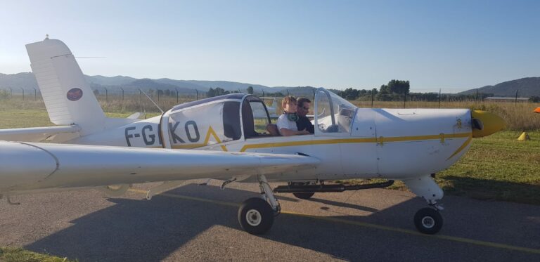 Jeune à bord d'un avion et son instructeur pour une série de vols PMI