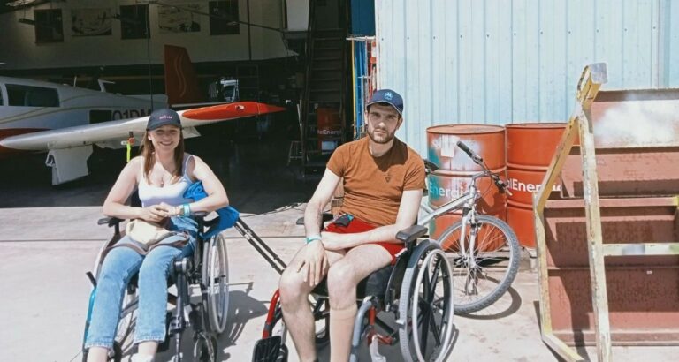 patients paraplégiques , une fille et un garçon, attendent leur tour pour un vol découverte