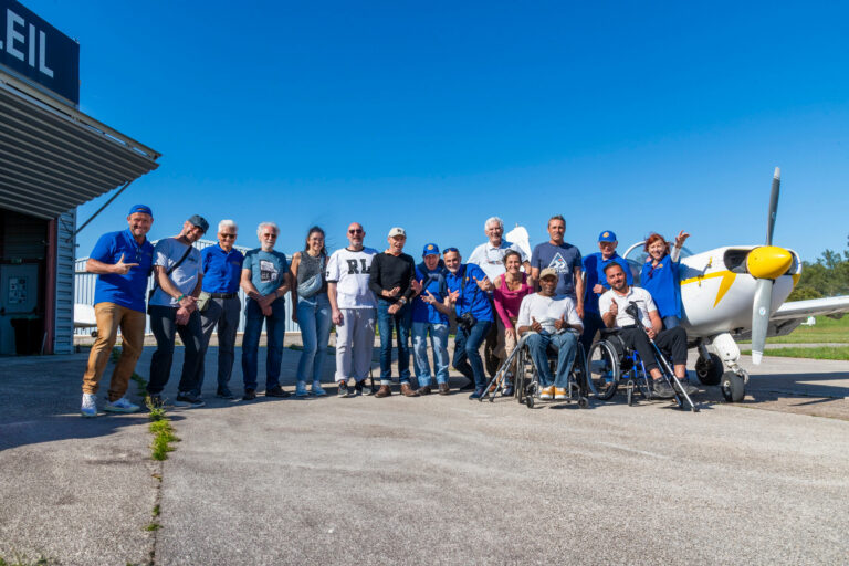Groupe de personnes handicapées lors d'un vol découverte