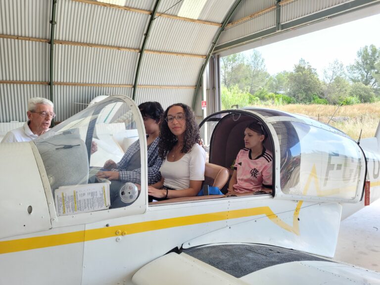 Jeunes filles dans un avion et leur enseignat aéronautique