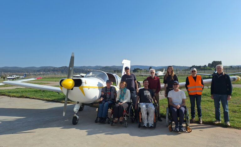 Patients , instructeurs et bénévoles autour de l'avion