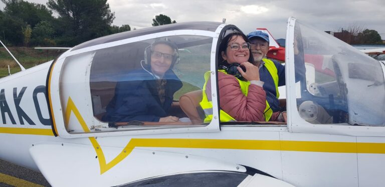 Résident d'un foyer pour handicpaés psychique à bord d'un avion rallye pour vol découverte